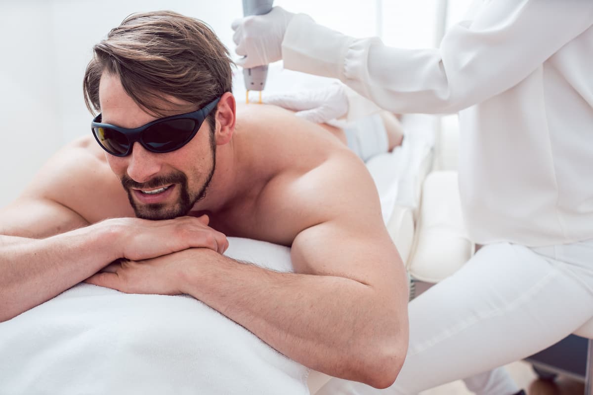 Épilation laser du dos : la meilleure technique pour dire adieu aux poils du dos ?
