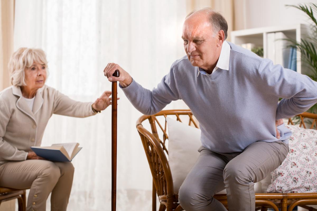 Comment les résidences pour seniors peuvent-elles aider à prévenir le mal de dos ?